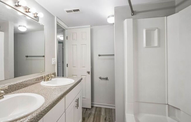 2 beds, 1 bath, 900 sqft, $1,235, Unit 11-11