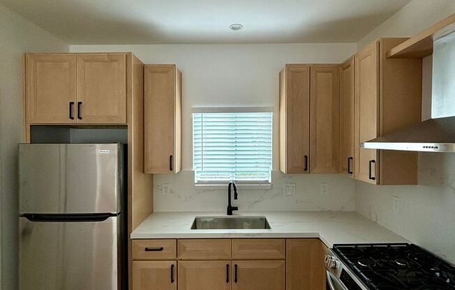 2 beds, 1 bath, $3,300