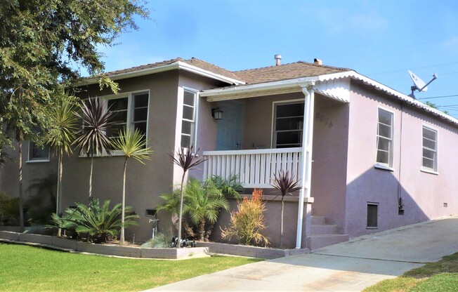 Spacious 4+2 SFR, 3 blocks from LMU, fireplace, full yard.