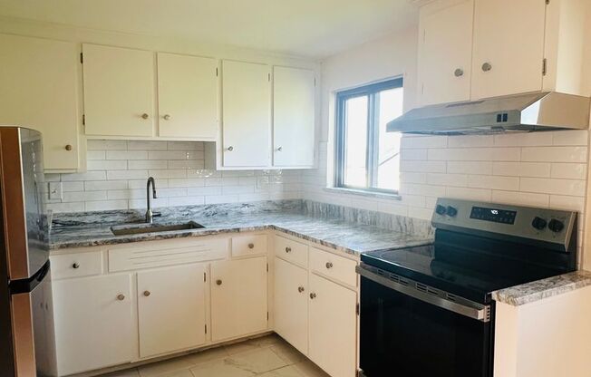 2 beds, 1 bath, $2,350, Unit 5