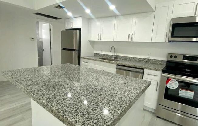 NORTH BEACH - 3 Bedroom 2 Bath - Exquisite Apartment - Newly Remodeled - Parking