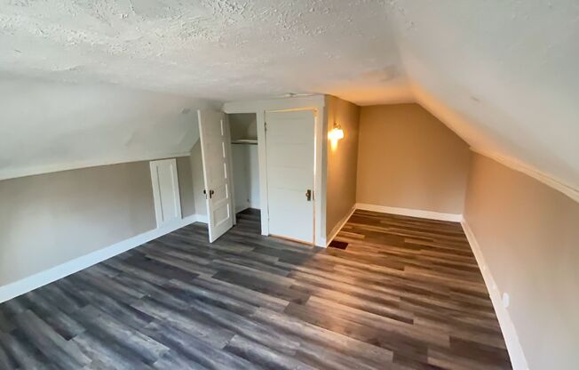 3 beds, 1 bath, $1,075, Unit Unit 2