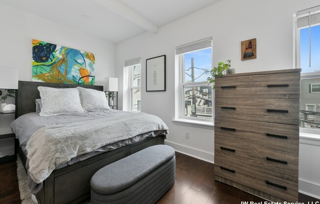 27 SWALLOW ST