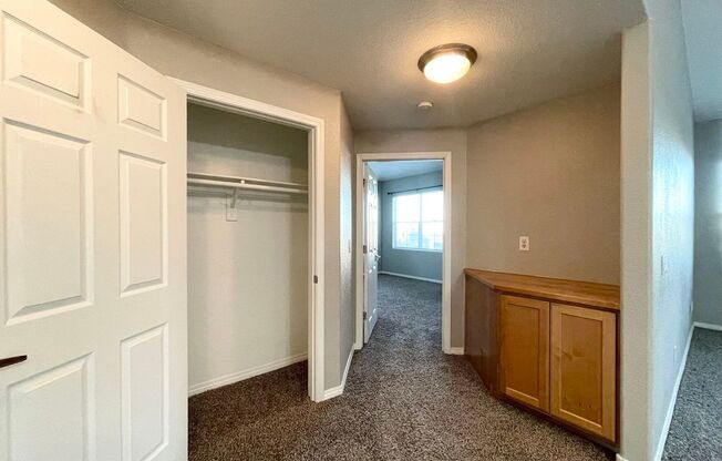 3 beds, 2 baths, $1,900, Unit UNIT # 2127