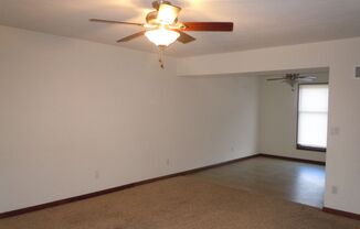 2 beds, 1.5 baths, $1,000, Unit 1815 Parkview