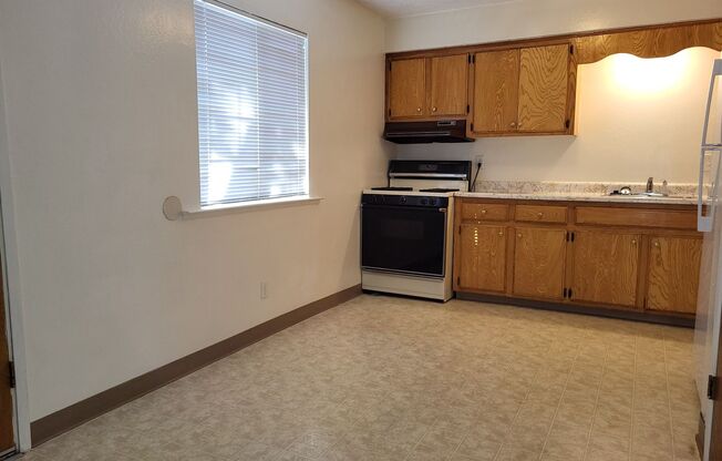 2 beds, 1 bath, 825 sqft, $1,600, Unit B