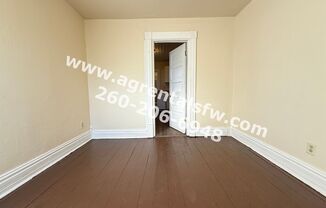 3 beds, 1 bath, $925