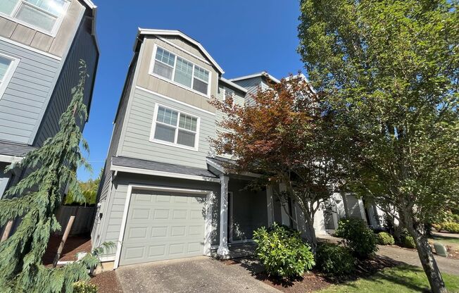 Beautiful 3 Bed, 3 Bath House in Tigard! Fenced Backyard, Large Deck and Kitchen!!