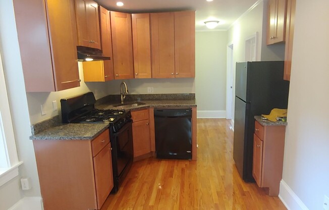 2 beds, 1 bath, $3,400, Unit 14