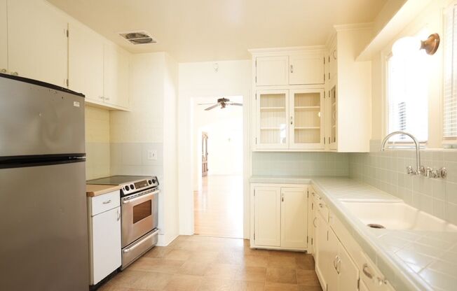 2 beds, 1.5 baths, $3,300, Unit 530-FR