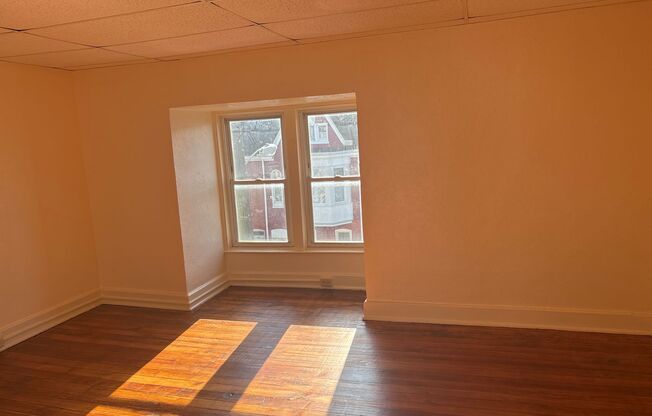 3 beds, 1 bath, $1,095, Unit Unit 2