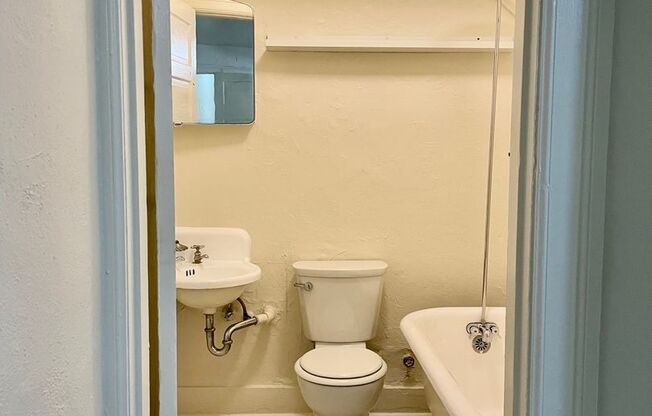 1 bed, 1 bath, 400 sqft, $1,195, Unit B