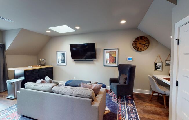 Cozy Fully Furnished Edgehill Apartment- ALL UTILITIES INCLUDED!