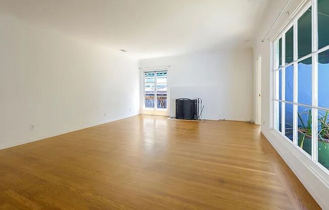 MENLO PARK - Charismatic home with two spacious primary suites & private yard