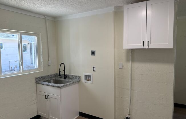 2 beds, 1 bath, 718 sqft, $975, Unit B