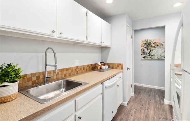 2 beds, 2 baths, $2,095, Unit #1106