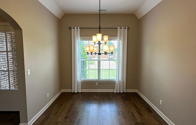 Gated Community minutes from Silo Square in Southaven! 5 BR/ 3 BA in Estates of Snowden Grove