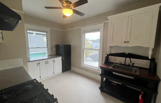 3 beds, 1 bath, $1,895, Unit Unit #2