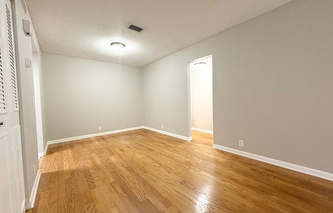 Gorgeous 1/1 Condo in Winter Springs ~ Updated Kitchen/Bath & Real Hardwood Floors!
