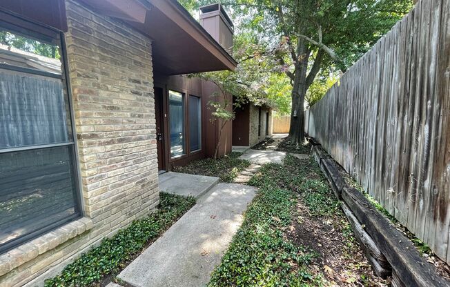 Beautiful!  2 Bedroom, 2 Bathroom, 2 Car Garage--Monticello Park