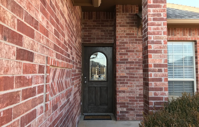3 Bed 2 Bath 2 Car Garage In Moore & In Gated Community!!!!