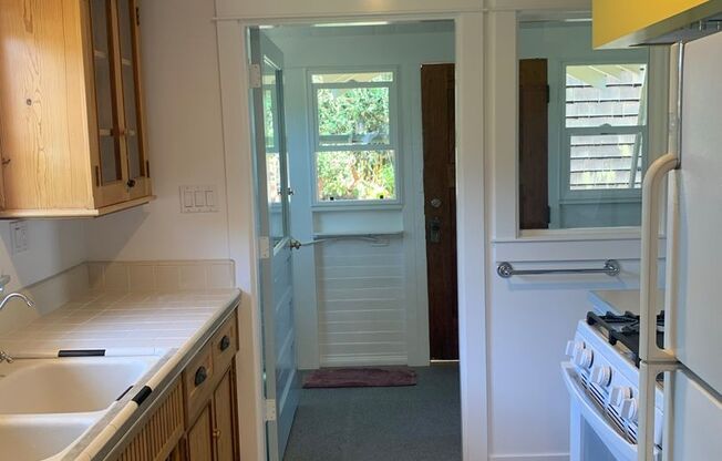 2 beds, 1 bath, $3,200