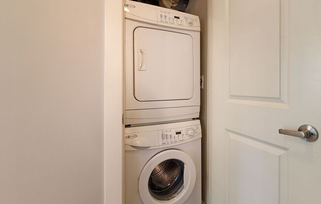 BEAUTIFUL condo-quality 2bedroom, in the heart of BALLARD! Top floor, amazing views with private balcony!