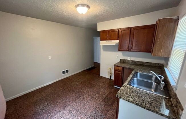 2 beds, 1 bath, $1,050