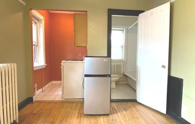 Studio, 1 bath, $725, Unit 25