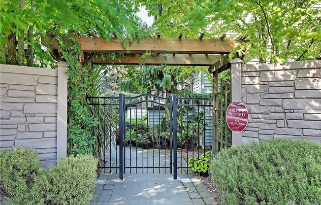 AVAILABLE AUGUST 1ST >> Beautiful Fully Remodeled 2BR/1BA Condo in Seattle!