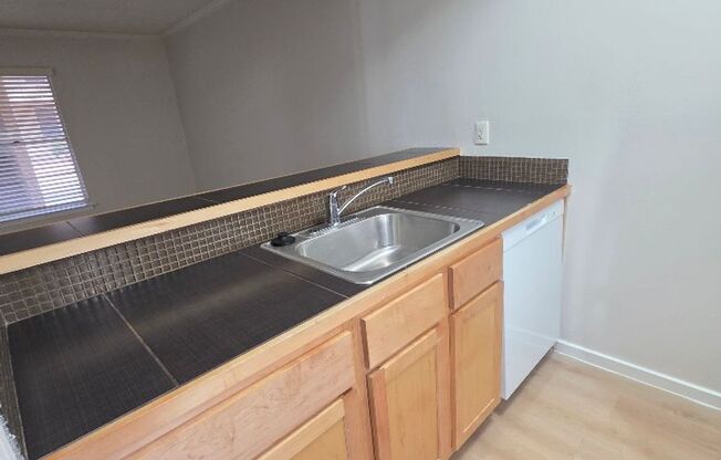 1 bed, 1 bath, 700 sqft, $999, Unit ELP2202-142