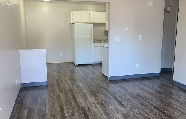 2 beds, 1 bath, 850 sqft, $1,225, Unit 211