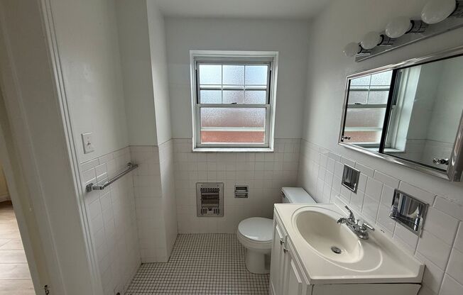 Studio, 1 bath, 295 sqft, $1,275, Unit Old King Edward 371