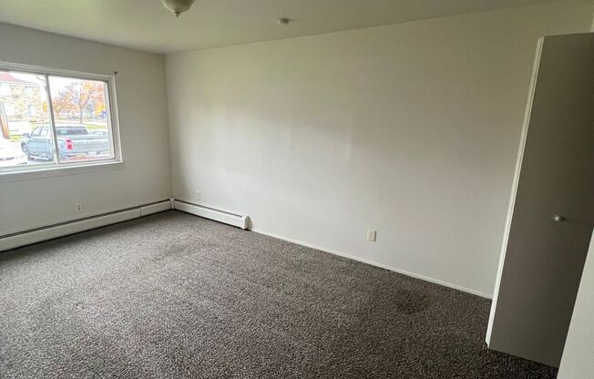 2 beds, 1 bath, 750 sqft, $1,100, Unit 12