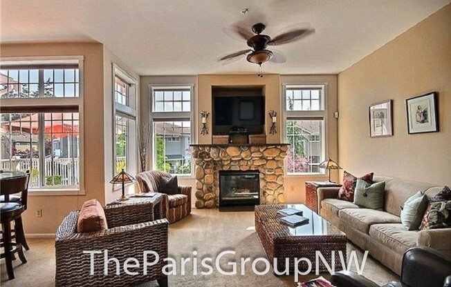 Gorgeous Renton Highlands Condo * Attached Garage * Upgrades