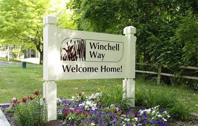 a sign that reads windell way welcome home