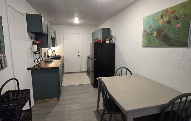 Super cute and recently remodeled duplex -walking distance to Magnolia