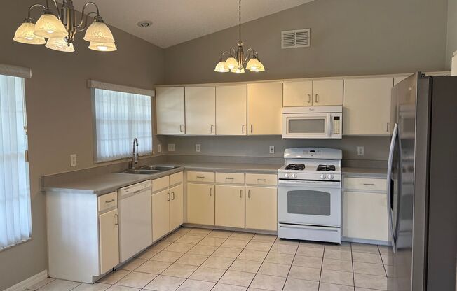 Orlando - Beautiful 3 Bedroom 2 Bathroom Home with Waterview!