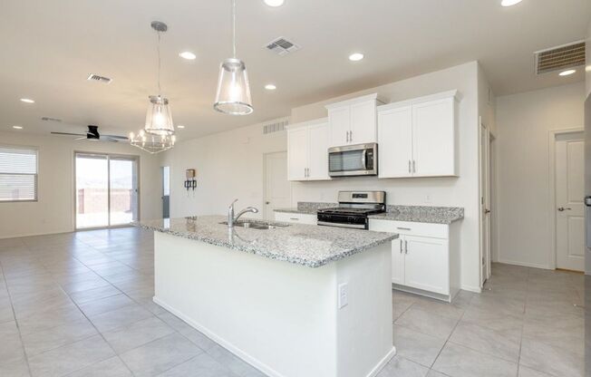 3 Bedroom 2 Bathroom  MOUNTAIN VIEWS!!