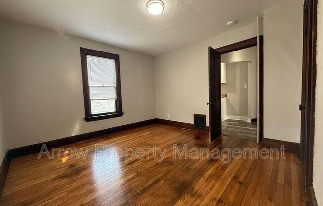 1327 S 14 ST