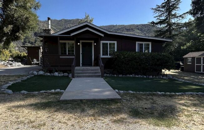 Gorgeous Fully Furnished 3 Bedroom 2 Bath Home in Mountain Home Village Community!