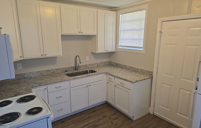 2 beds, 1 bath, $1,150, Unit 3700 Live Oak