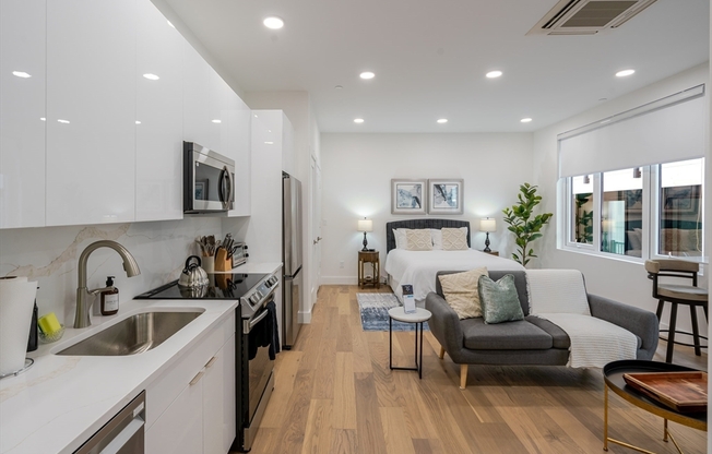 Studio, 1 bath, 450 sqft, $4,500, Unit 404FURNISHE