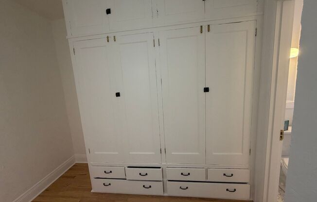 Studio, 1 bath, 320 sqft, $1,129, Unit 06