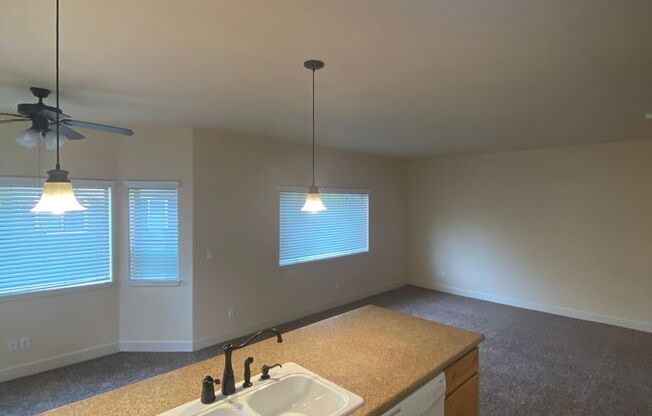 2 beds, 2 baths, 1,200 sqft, $1,550, Unit 6850 Spurwing #106