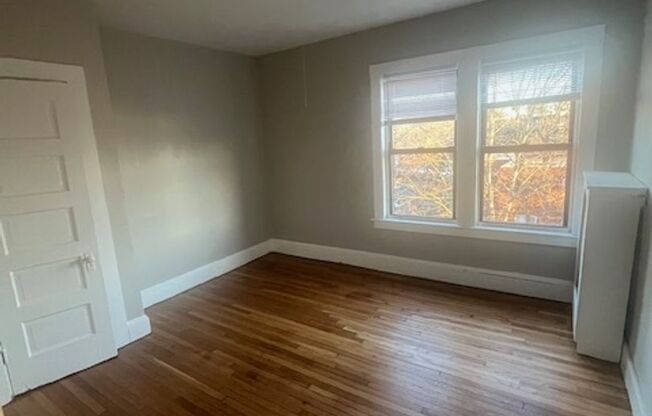 3 beds, 1 bath, $1,800, Unit 92 Woodside Unit #4L