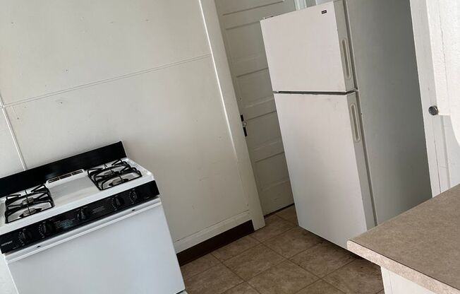 2 beds, 1 bath, 1,400 sqft, $995