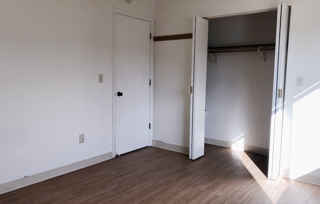 2 beds, 1 bath, $1,300, Unit 04