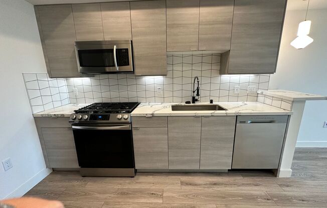 1 bed, 1 bath, 650 sqft, $3,200, Unit 403