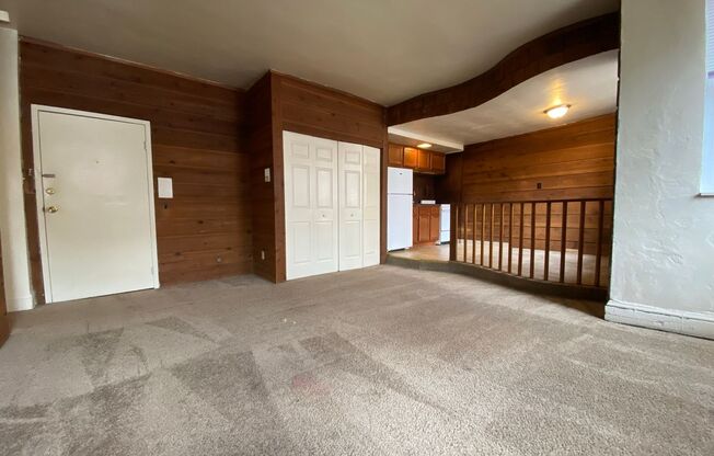 Spacious 1 Bedroom on Bates Street! Close to Pitt & Carlow! Call to Tour Today!!!